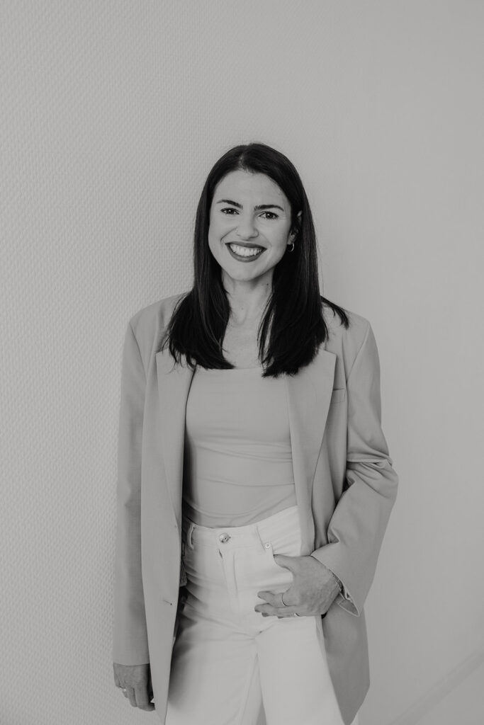 Evelyn Eberwein - Professionelles Business-Porträt einer selbstbewussten Frau in Schwarz-Weiß – authentisches Branding-Foto mit modernem Look. Perfekt für Personal Branding, Unternehmensfotografie und professionelle Online-Präsenz